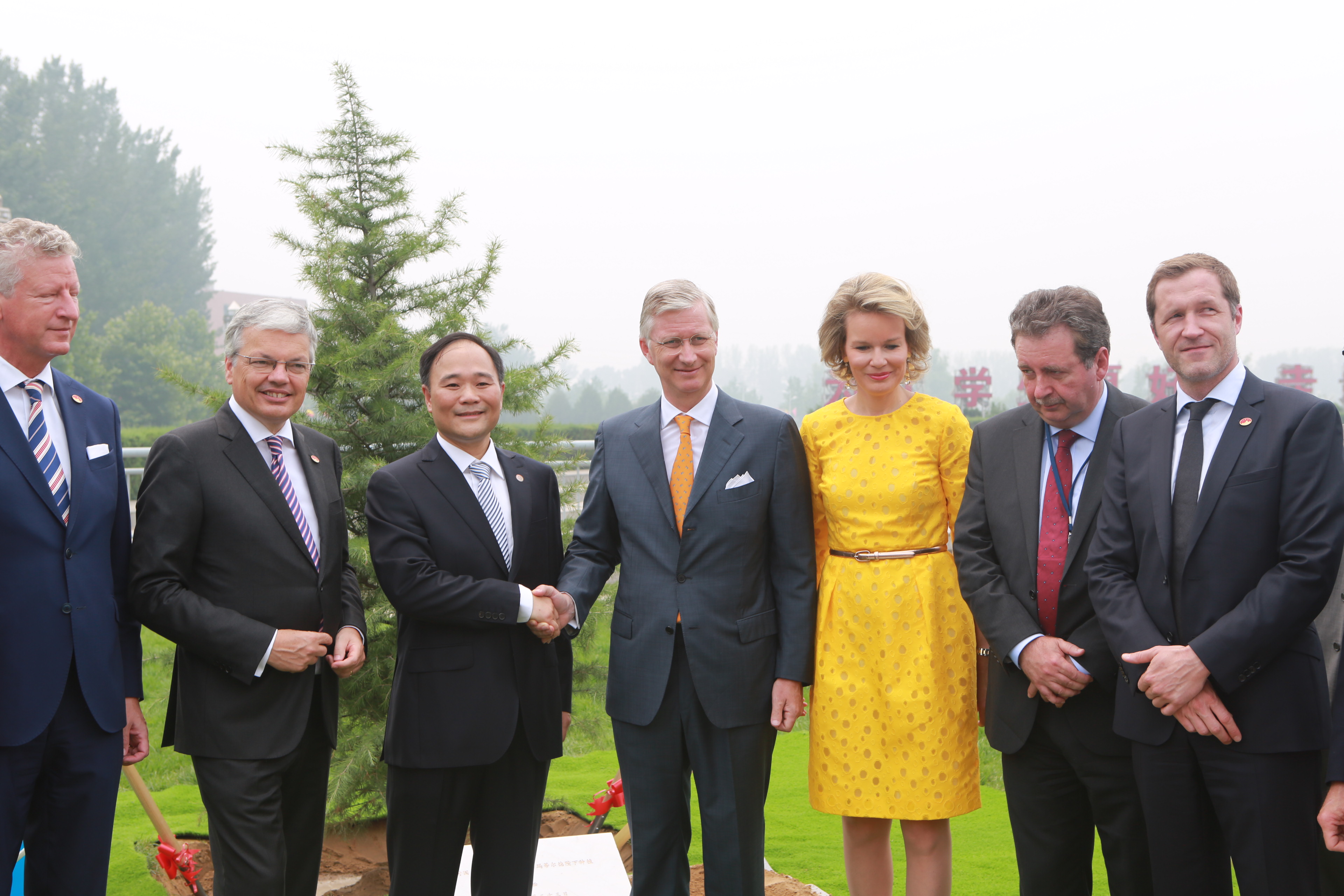 比利时国王菲利普及王后一行访问北京吉利学院